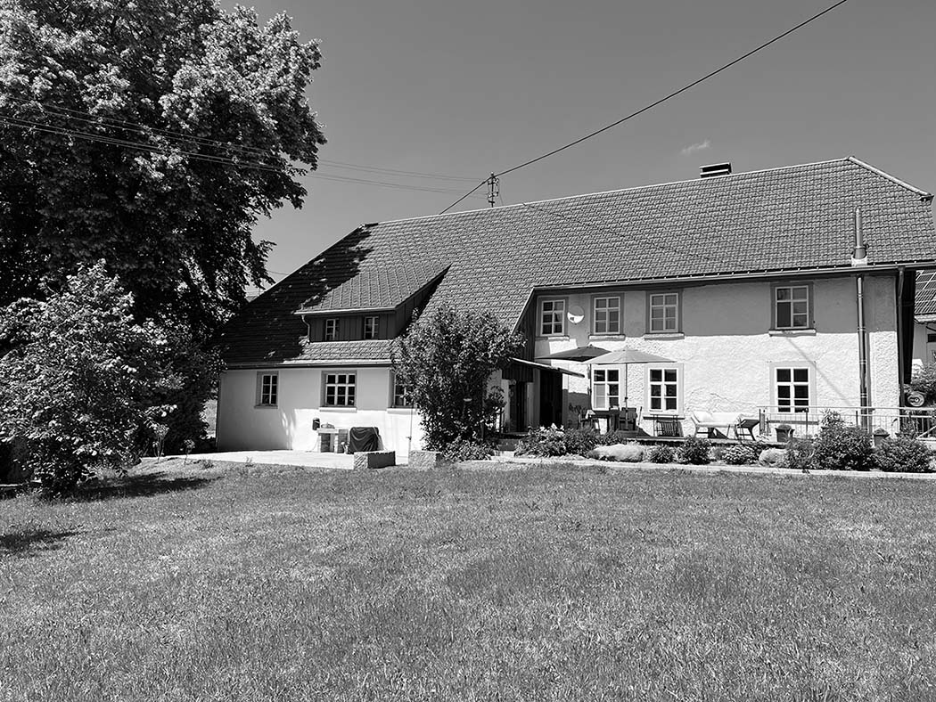 Genusshaus Südseite mit Terrasse und Garten